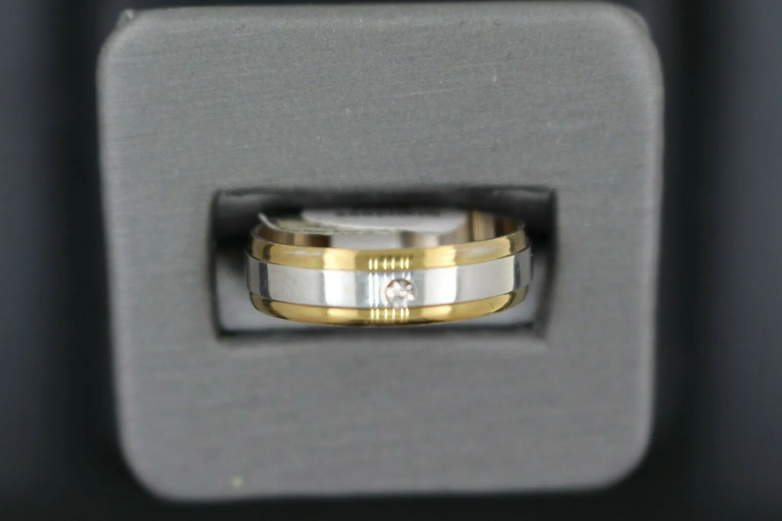 18k Solid Gold Elegant Ladies Modern Zirconia Shinny Finish Band Ring R9281m