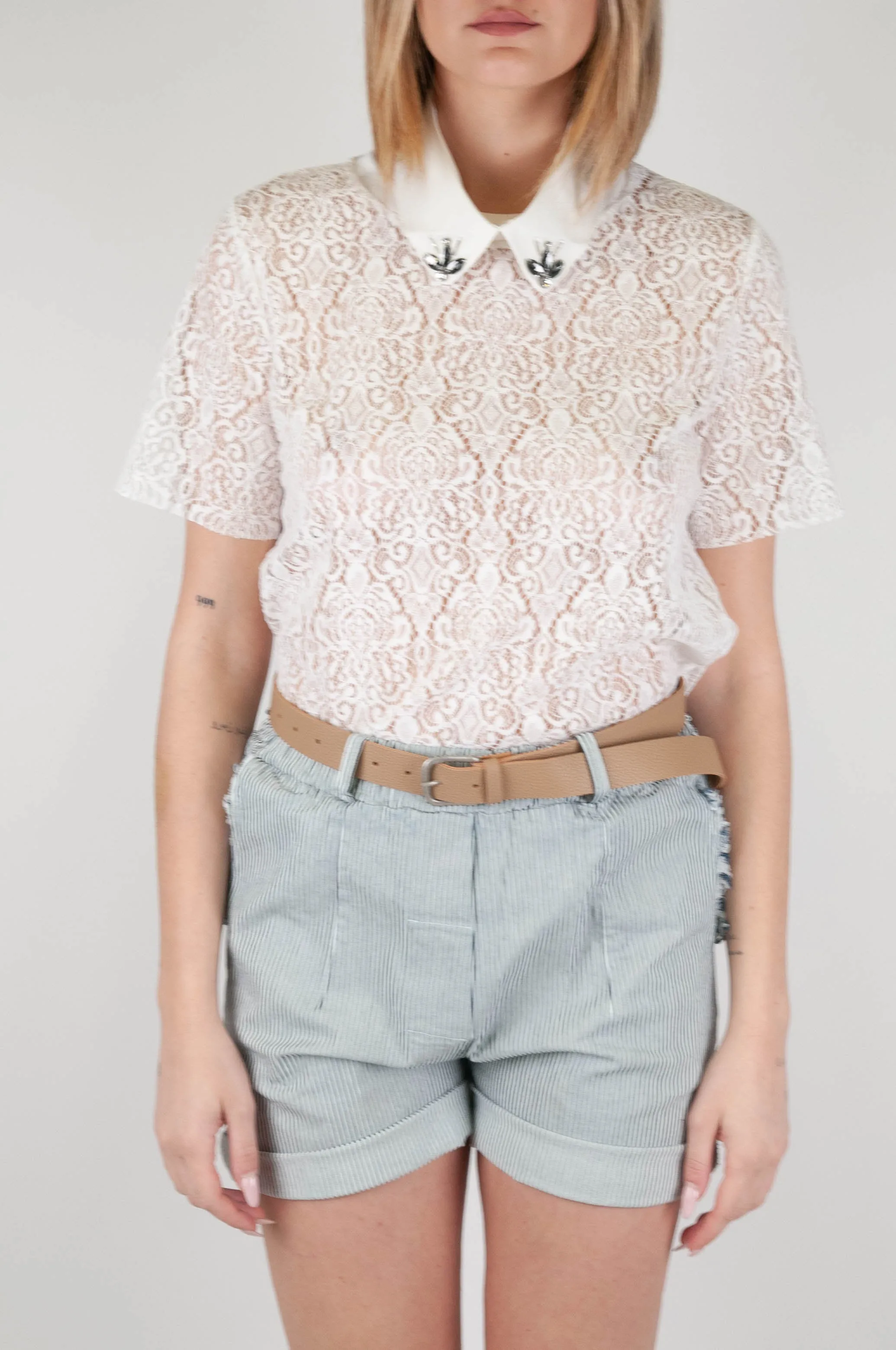 Embroidered lace T-shirt with removable collar and jewel detail by Haveone.