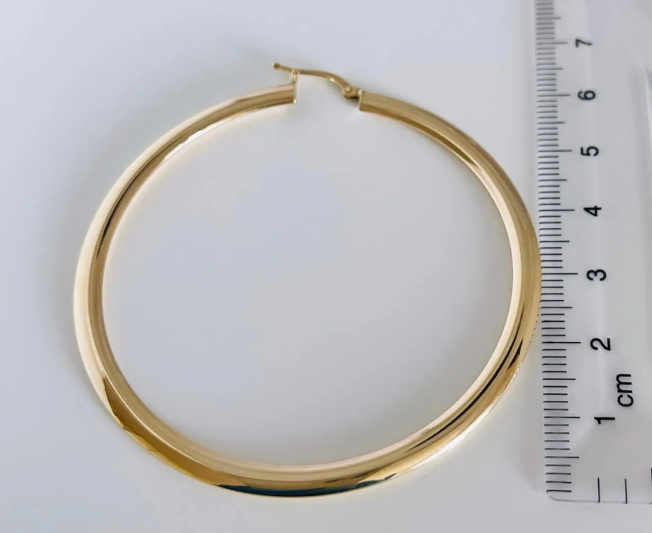 Thin round earrings