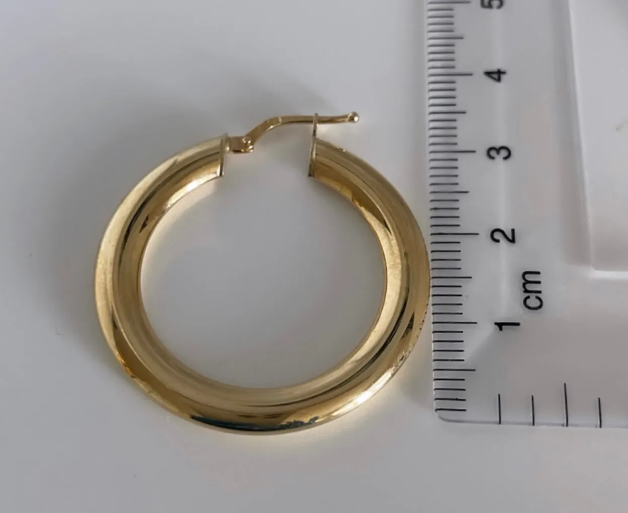 Thin round earrings