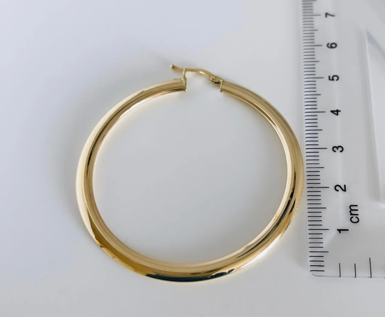 Thin round earrings