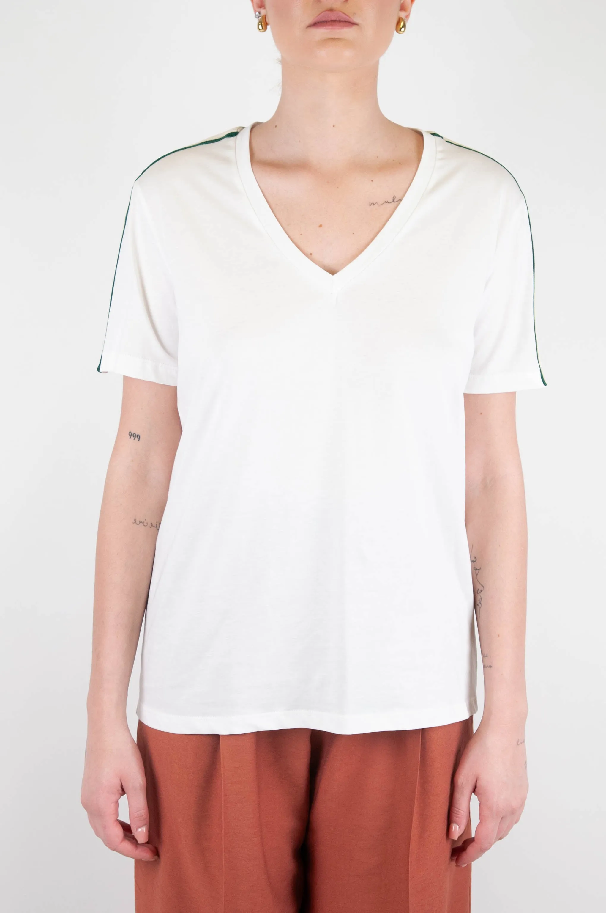 V-neck T-shirt with contrast stripe along sleeves by Tensione In.