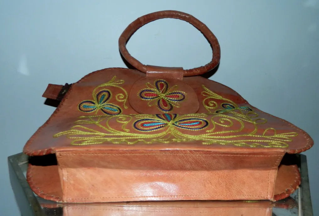 vintage 1970s embroidered bag / brown leather HIPPIE purse / floral handbag